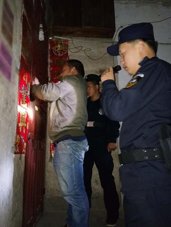 赤水粗心妈妈误将幼女锁家中 民警全城寻开锁师傅开门