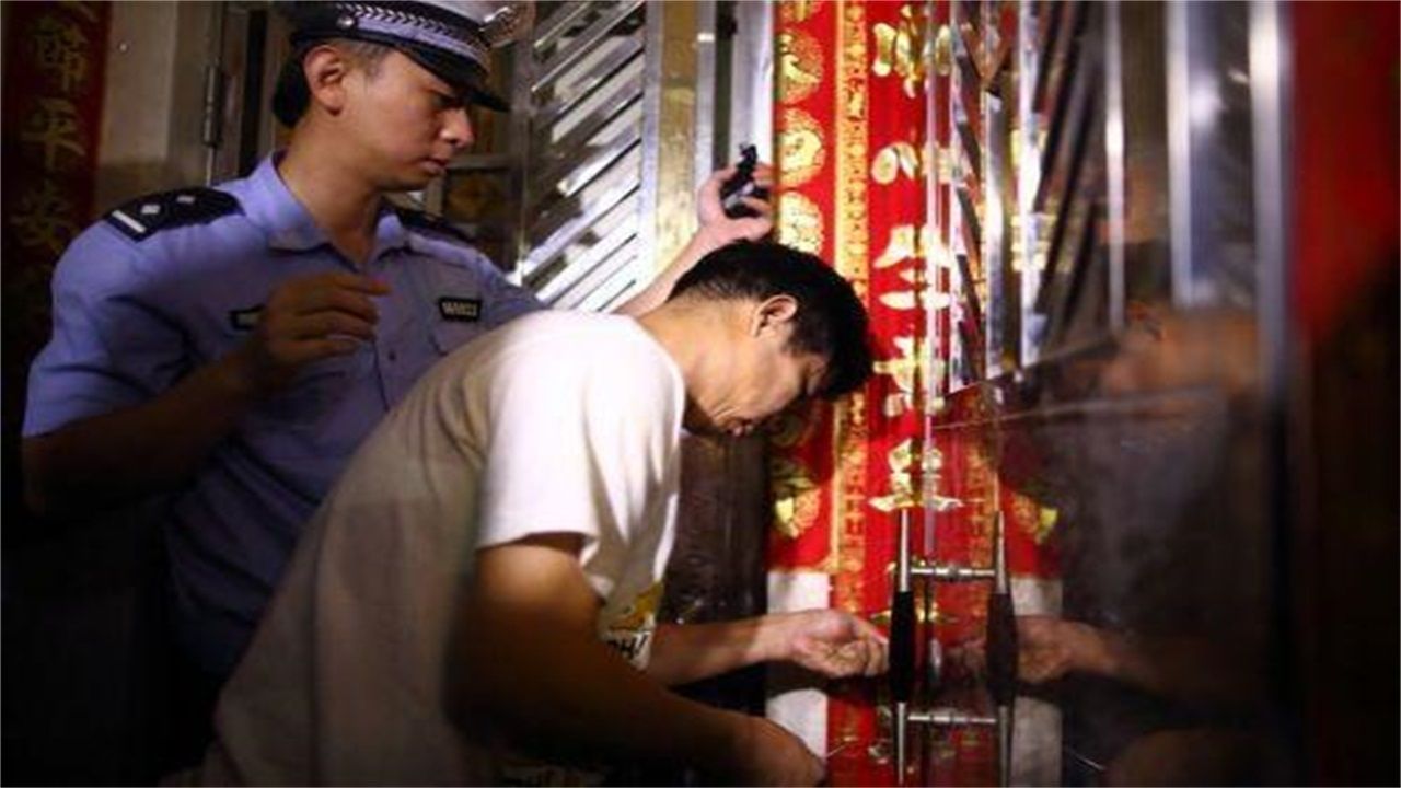 赤水请开锁师傅开了锁后，师傅为什么一般都不进门，就算主人请也不进去？